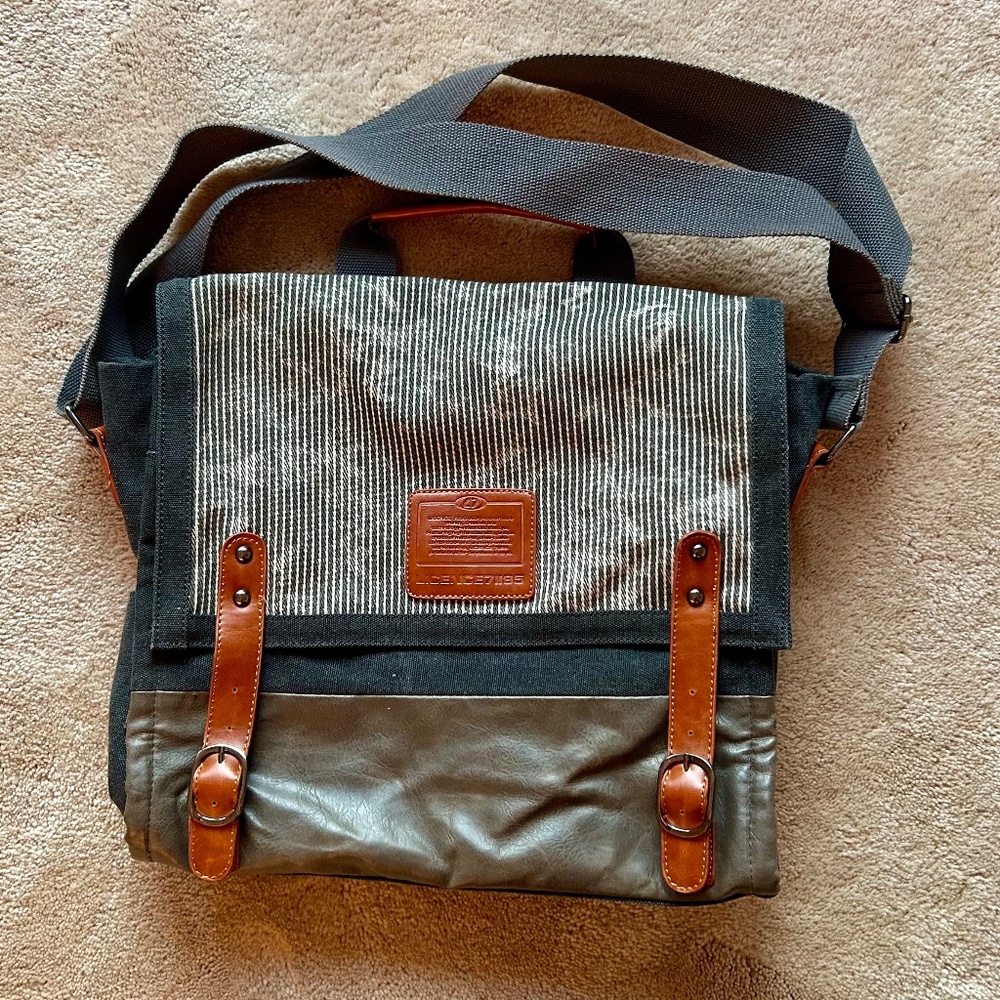 NEVER USED Licence 71195 Canvas Messenger Tote with PU Straps and Badges